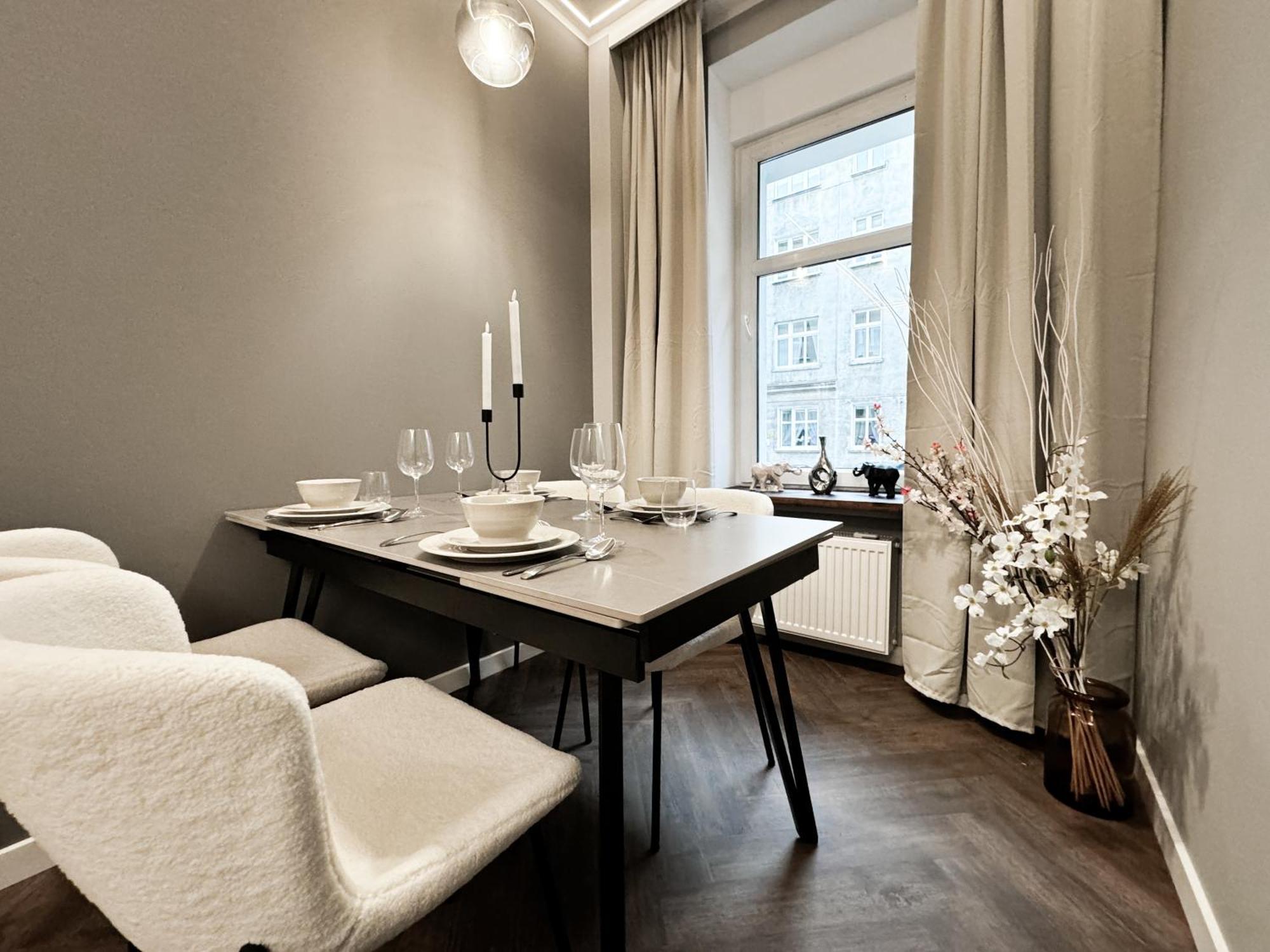 Apartment Central, Modern & Chic Gem, Near Park! 10min To Old Town, Trumski Breslau