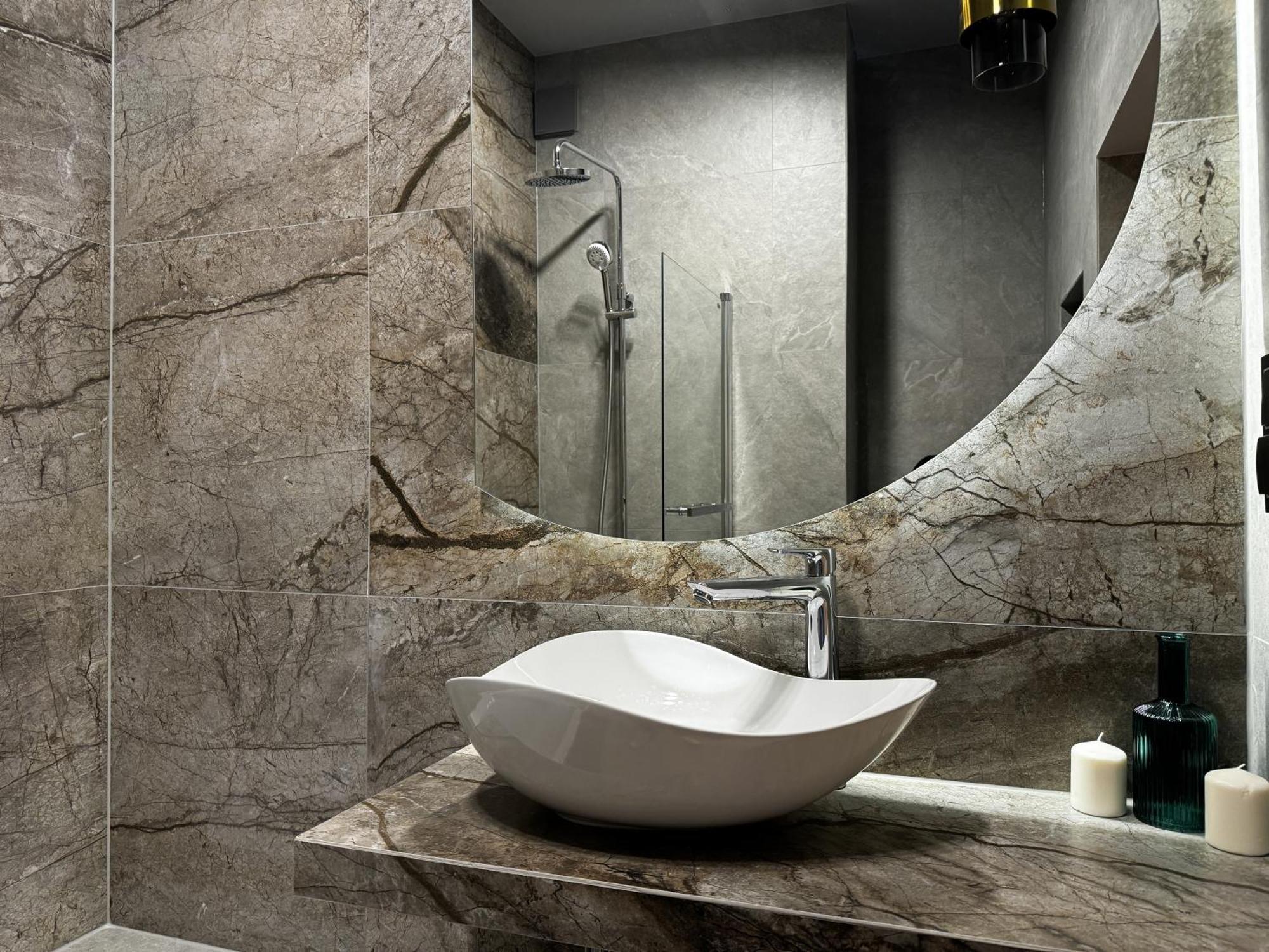 Apartment Central, Modern & Chic Gem, Near Park! 10min To Old Town, Trumski